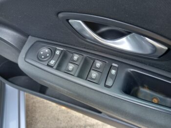 Renault Megane 1.6 16V Petrol Expression 5dr 2009 50,000 Miles 3 Months Warranty - Image 27