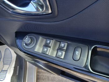 RENAULT CAPTUR 1.5 dCi 90 Dynamique 2013 Full Service History 3 Months Warranty - Image 36