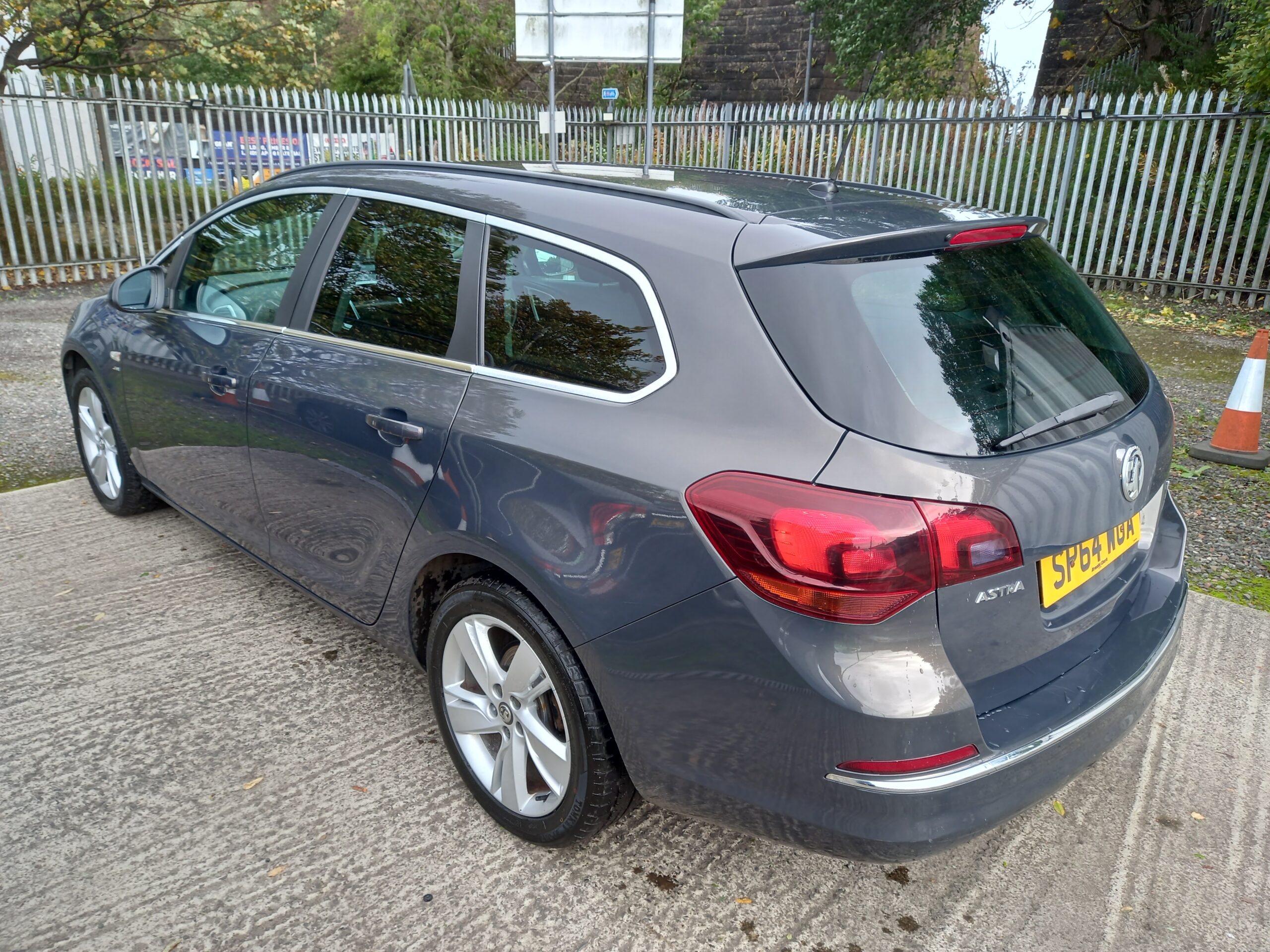 VAUXHALL ASTRA 1.6i 16V SRi 5dr 2014 estate 108,000 Miles Full Service History 3 Months Warranty - Image 4