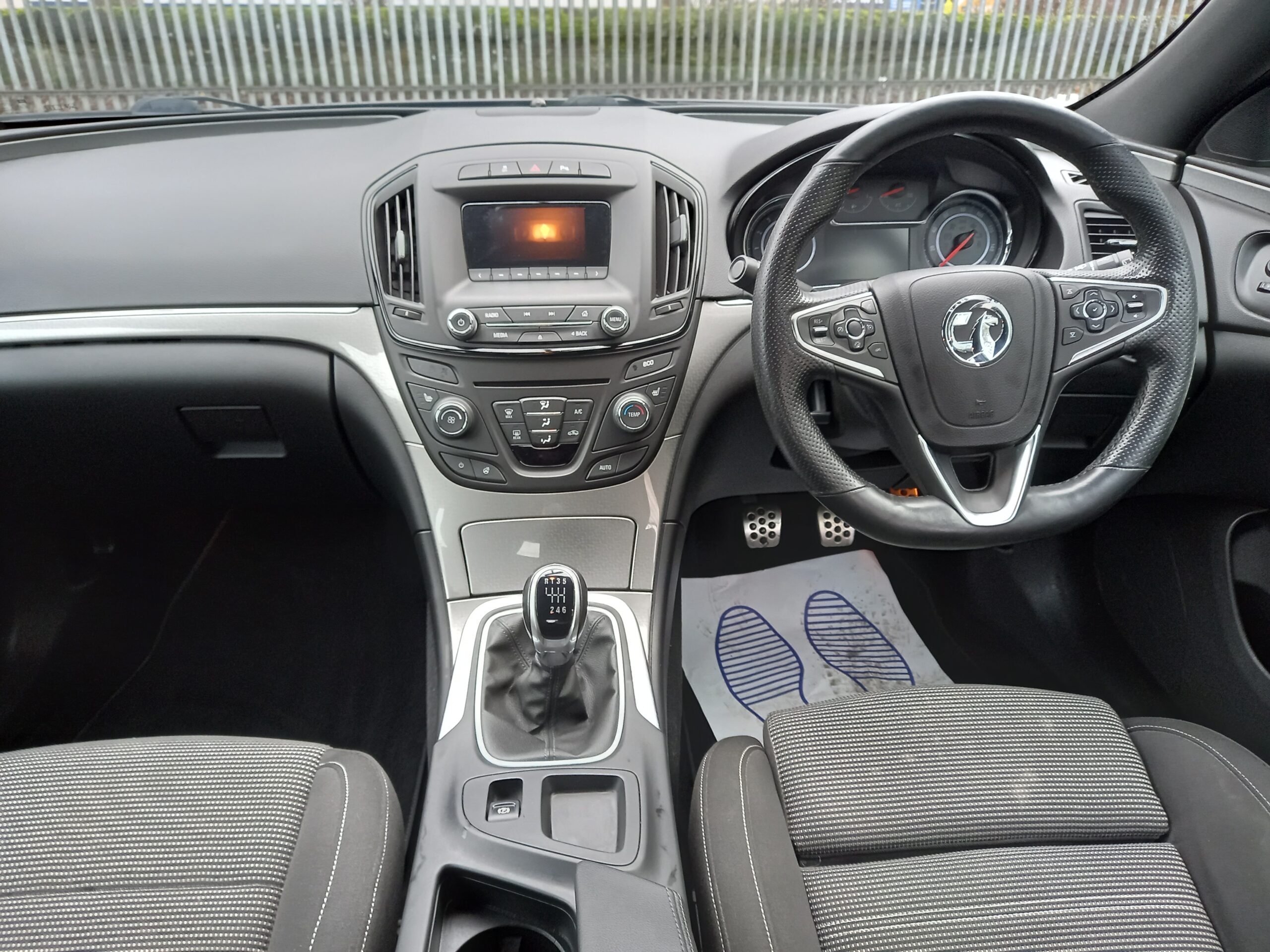 VAUXHALL INSIGNIA 2.0 CDTi ecoFLEX Limited Edition 5dr 2013 Full Service History £ road tax 3 Months Warranty - Image 17